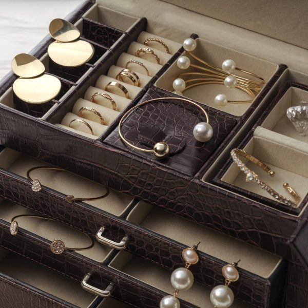 What Are Jewelry Holders And How Are They Different From Boxes?